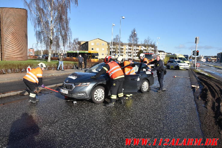 Blev blindet af solen. Horsensvej/Moldevej i Vejle. 08/02-2024. KL. 12:49.