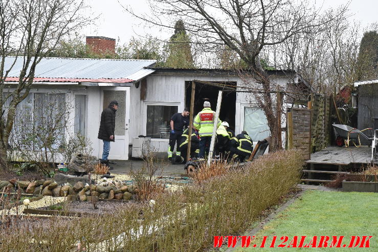 Fingeren sad fast i en elektrisk hækkesaks. Skovlyvej i Vejle. 14/02-2024. KL. 11:10.