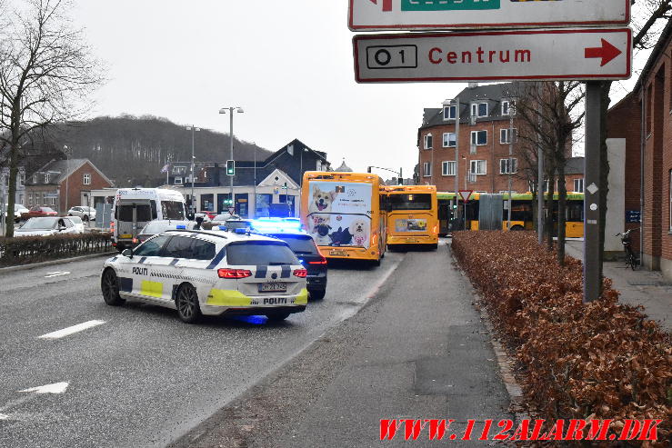 En personbil og en bus er kørt sammen. Horsensvej / Skovgade. 16/02-2024. Kl. 14:10.