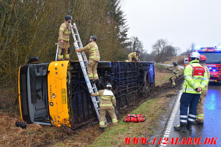 Elbussen ende omme på siden. Vongevej mellem Ådal og Vonge. 16/02-2024. Kl. 16:27.