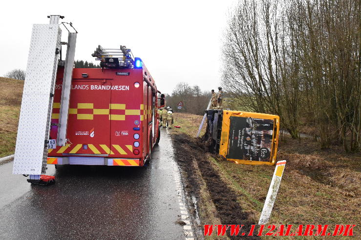 Elbussen ende omme på siden. Vongevej mellem Ådal og Vonge. 16/02-2024. Kl. 16:27.