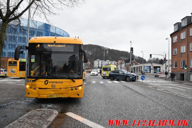 En personbil og en bus er kørt sammen. Horsensvej / Skovgade. 16/02-2024. Kl. 14:10.
