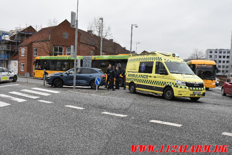 En personbil og en bus er kørt sammen. Horsensvej / Skovgade. 16/02-2024. Kl. 14:10.