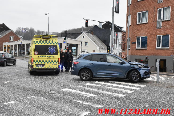 En personbil og en bus er kørt sammen. Horsensvej / Skovgade. 16/02-2024. Kl. 14:10.