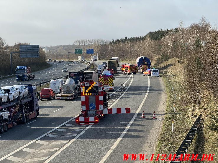 Vindmølletransport lækket dieselolie. Motorvejen E45 ved Vejle. 20/02-2024. Kl. 09:12.