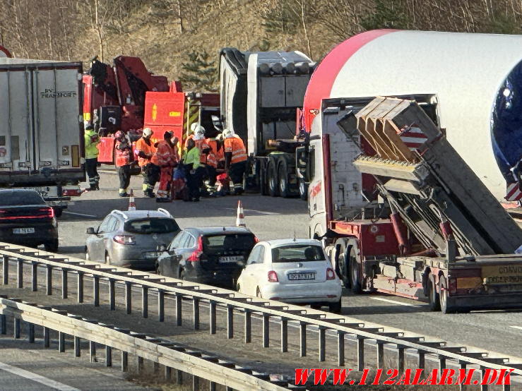 Vindmølletransport lækket dieselolie. Motorvejen E45 ved Vejle. 20/02-2024. Kl. 09:12.