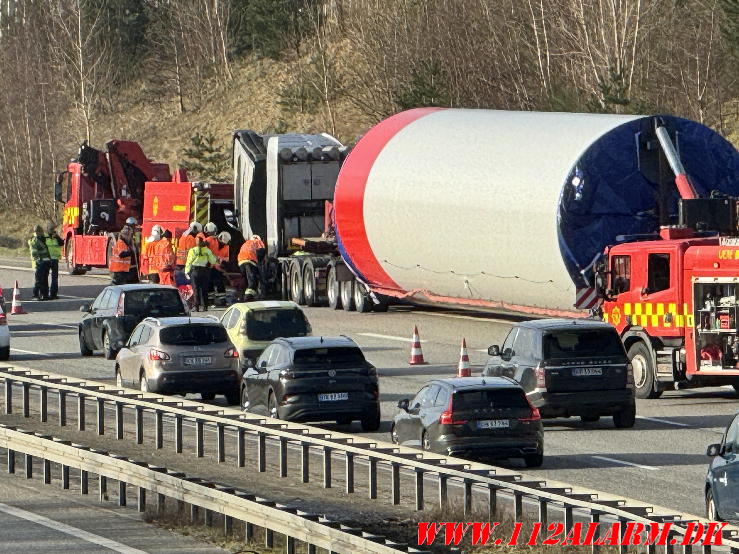 Vindmølletransport lækket dieselolie. Motorvejen E45 ved Vejle. 20/02-2024. Kl. 09:12.