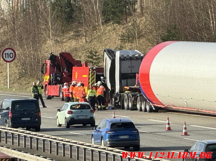 Vindmølletransport lækket dieselolie. Motorvejen E45 ved Vejle. 20/02-2024. Kl. 09:12.