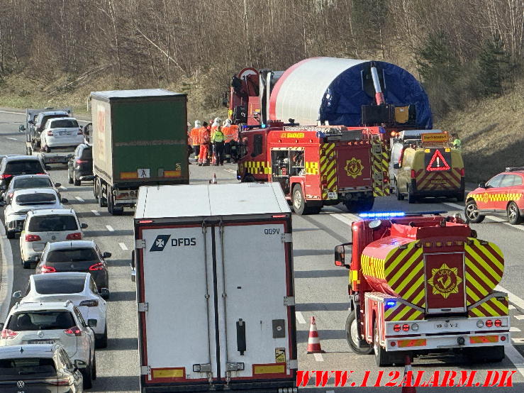 Vindmølletransport lækket dieselolie. Motorvejen E45 ved Vejle. 20/02-2024. Kl. 09:12.