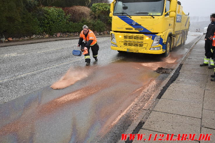 Lastbil spildte olie på vejen. Strandvejen i Bredballe. 29/02-2024. KL. 11:54.