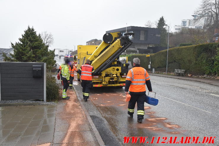 Lastbil spildte olie på vejen. Strandvejen i Bredballe. 29/02-2024. KL. 11:54.