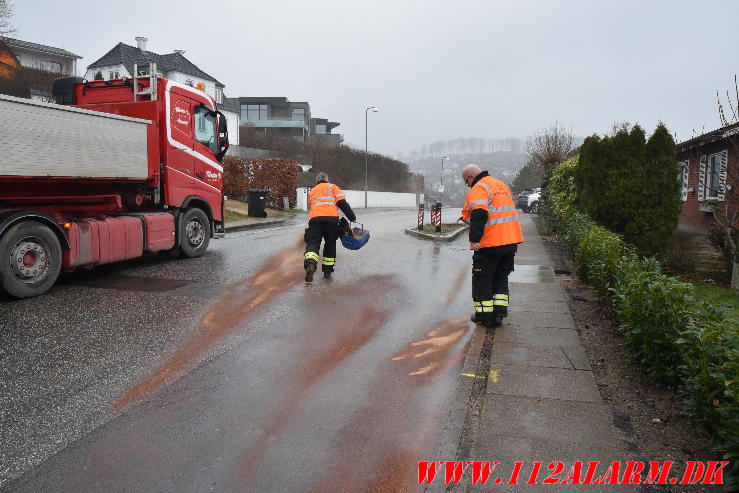 Lastbil spildte olie på vejen. Strandvejen i Bredballe. 29/02-2024. KL. 11:54.