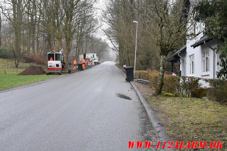 Skraldebil spildte lidt olie. Jennumvej ved Skibet. 28/02-2024. KL. 10:11.