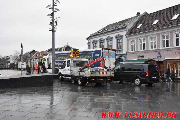 Ramt skilt og en lysregulering. Nørretorv i Vejle. 06/03-2024.