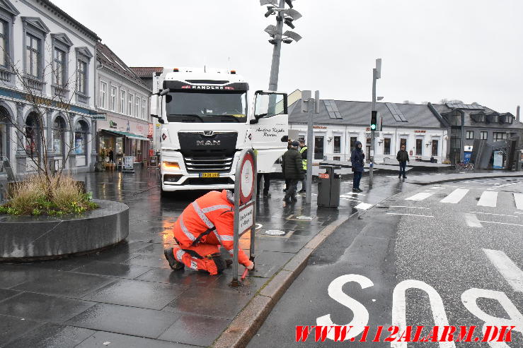 Ramt skilt og en lysregulering. Nørretorv i Vejle. 06/03-2024.