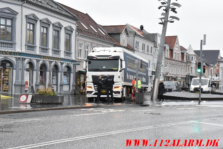 Ramt skilt og en lysregulering. Nørretorv i Vejle. 06/03-2024.