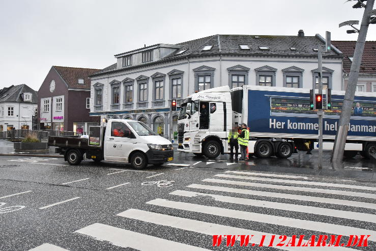 Ramt skilt og en lysregulering. Nørretorv i Vejle. 06/03-2024.