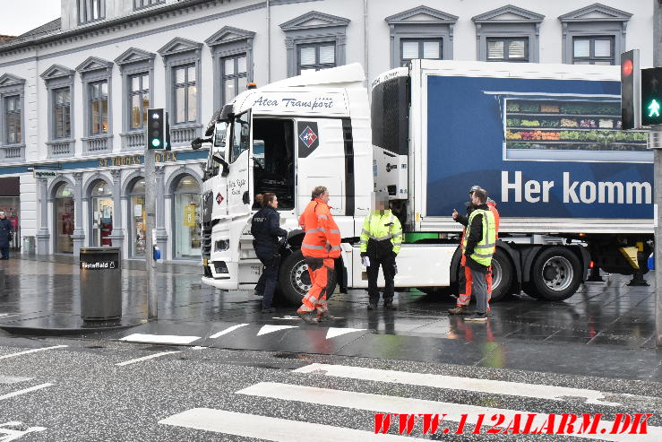 Ramt skilt og en lysregulering. Nørretorv i Vejle. 06/03-2024.