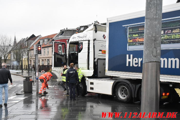 Ramt skilt og en lysregulering. Nørretorv i Vejle. 06/03-2024.