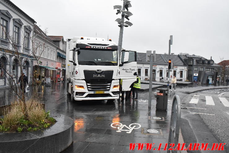 Ramt skilt og en lysregulering. Nørretorv i Vejle. 06/03-2024.