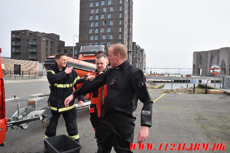 Vejle Brandvæsen hjalp Politiet. Lystbådehavnen i Vejle. 13/03-2024. KL. 12:45.