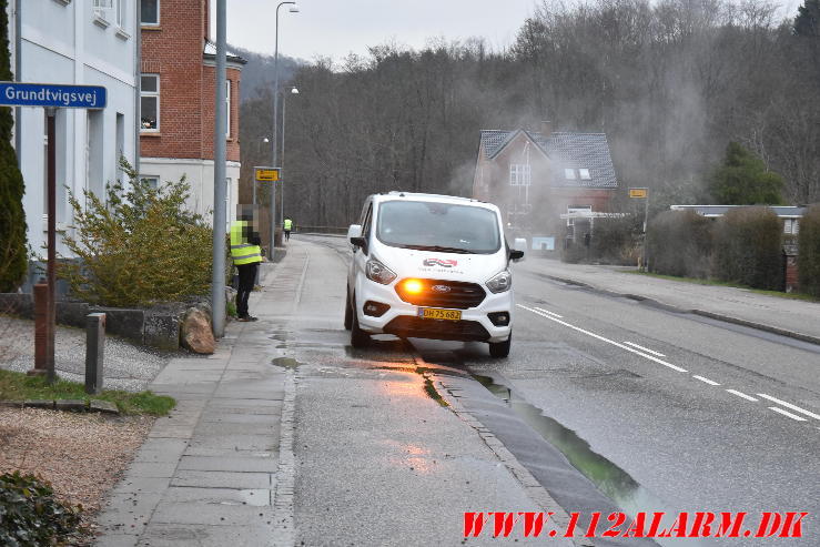 Sprunget fjernvarmerør. Grejsdalsvej i Vejle. 14/03-2024. Kl. 18:04.