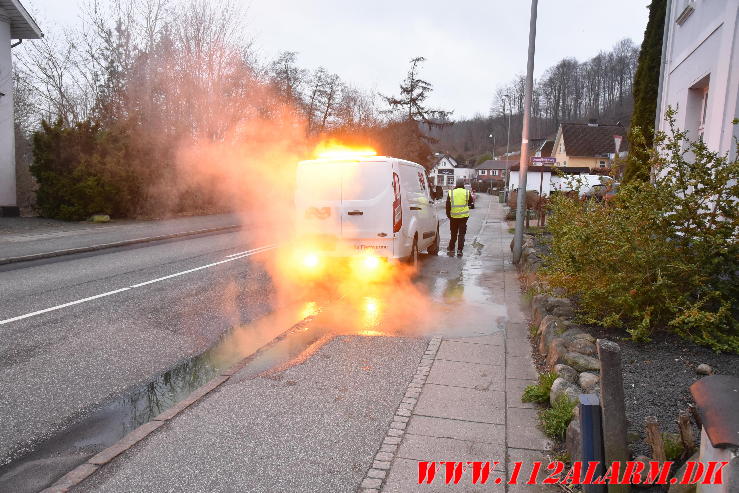 Sprunget fjernvarmerør. Grejsdalsvej i Vejle. 14/03-2024. Kl. 18:04.