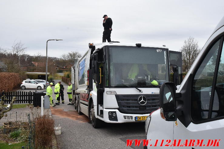 En hydraulikslange sprang på en skraldevogn. Liden Gunvers Vej i Vejle. 18/03-2024. KL. 12:27.