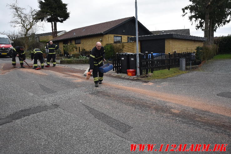 En hydraulikslange sprang på en skraldevogn. Liden Gunvers Vej i Vejle. 18/03-2024. KL. 12:27.