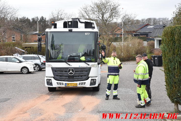 En hydraulikslange sprang på en skraldevogn. Liden Gunvers Vej i Vejle. 18/03-2024. KL. 12:27.