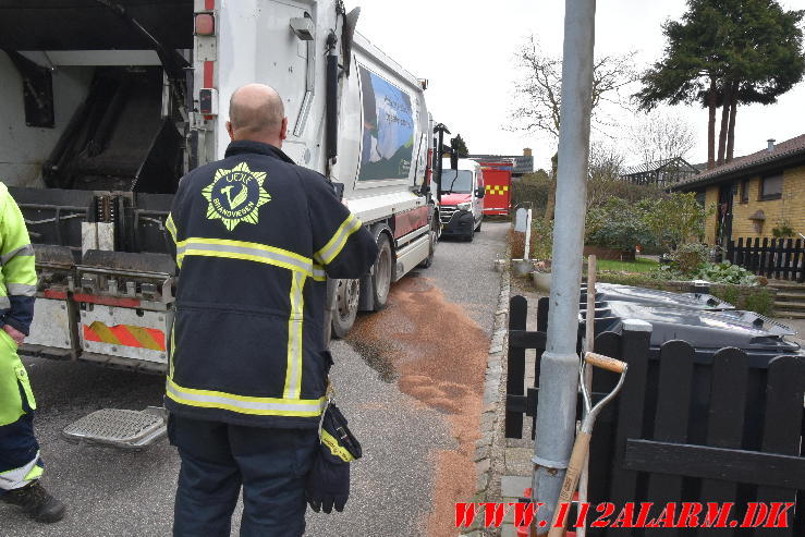 En hydraulikslange sprang på en skraldevogn. Liden Gunvers Vej i Vejle. 18/03-2024. KL. 12:27.