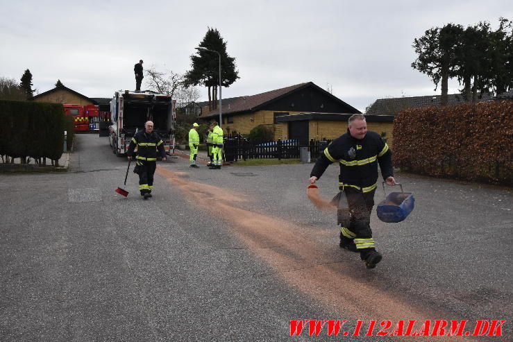 En hydraulikslange sprang på en skraldevogn. Liden Gunvers Vej i Vejle. 18/03-2024. KL. 12:27.