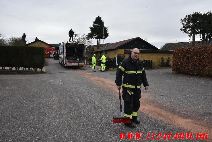 En hydraulikslange sprang på en skraldevogn. Liden Gunvers Vej i Vejle. 18/03-2024. KL. 12:27.