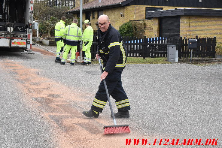 En hydraulikslange sprang på en skraldevogn. Liden Gunvers Vej i Vejle. 18/03-2024. KL. 12:27.