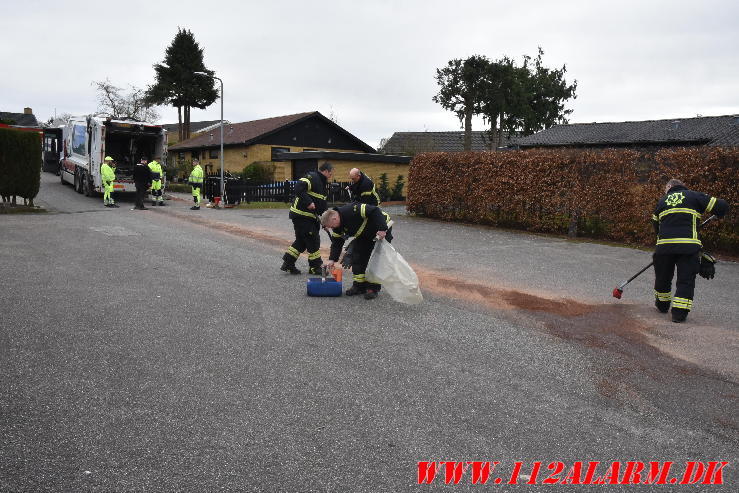 En hydraulikslange sprang på en skraldevogn. Liden Gunvers Vej i Vejle. 18/03-2024. KL. 12:27.