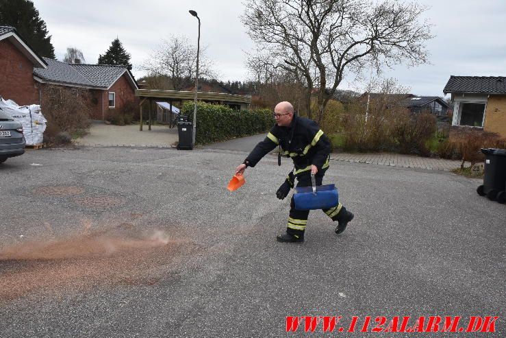 En hydraulikslange sprang på en skraldevogn. Liden Gunvers Vej i Vejle. 18/03-2024. KL. 12:27.