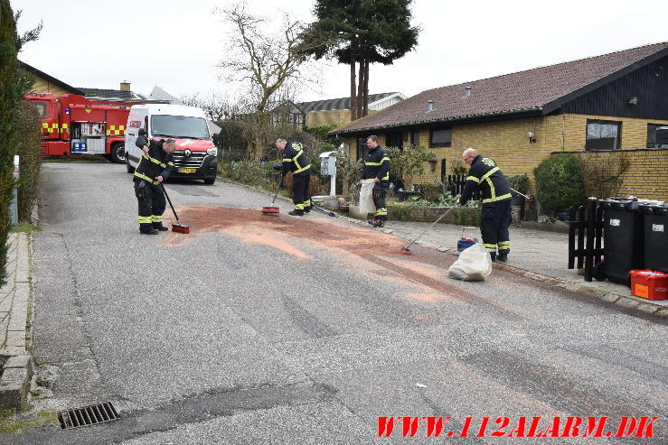 En hydraulikslange sprang på en skraldevogn. Liden Gunvers Vej i Vejle. 18/03-2024. KL. 12:27.