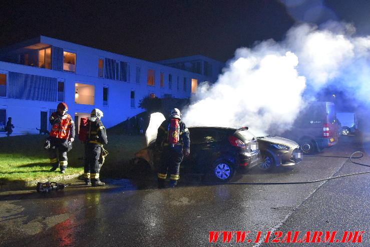 Branden nåde at brede sig til de to andre biler. Skrænten 19 Vejle ø. 19/03-2024. Kl. 22:59.