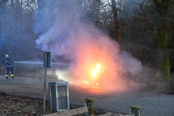 Bilen begyndte at ryge. Bredsten Landevej ved Gadbjerg. 25/03-2024. Kl. 18:40.