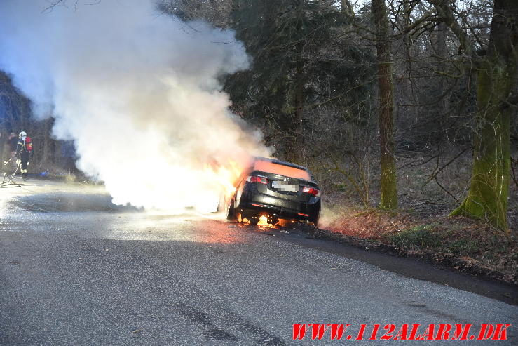 Bilen begyndte at ryge. Bredsten Landevej ved Gadbjerg. 25/03-2024. Kl. 18:40.