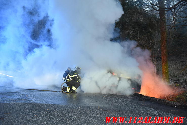 Bilen begyndte at ryge. Bredsten Landevej ved Gadbjerg. 25/03-2024. Kl. 18:40.