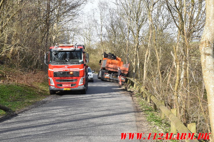 Chaufføren kom lidt for langt ud i rabatten. Ny Hornstrupvej ved Vejle. 26/03-2024. Kl. 15:06.