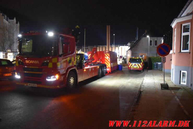 Betonklods rev hul på dieseltanken. Skyttehusgade i Vejle. 29/03-2024. Kl. 00:24.