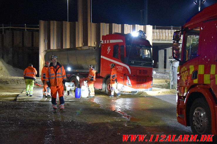 Betonklods rev hul på dieseltanken. Skyttehusgade i Vejle. 29/03-2024. Kl. 00:24.