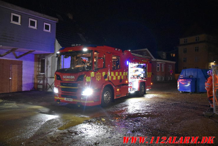 Betonklods rev hul på dieseltanken. Skyttehusgade i Vejle. 29/03-2024. Kl. 00:24.