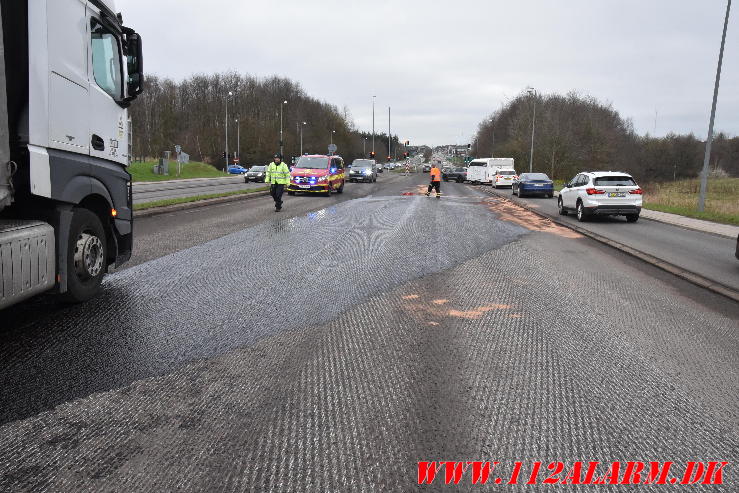 Brønddæksel skyld i uheldet. Horsensvej i Vejle. 03/04-2024. KL. 09:23.