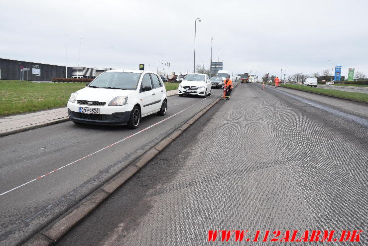 Brønddæksel skyld i uheldet. Horsensvej i Vejle. 03/04-2024. KL. 09:23.