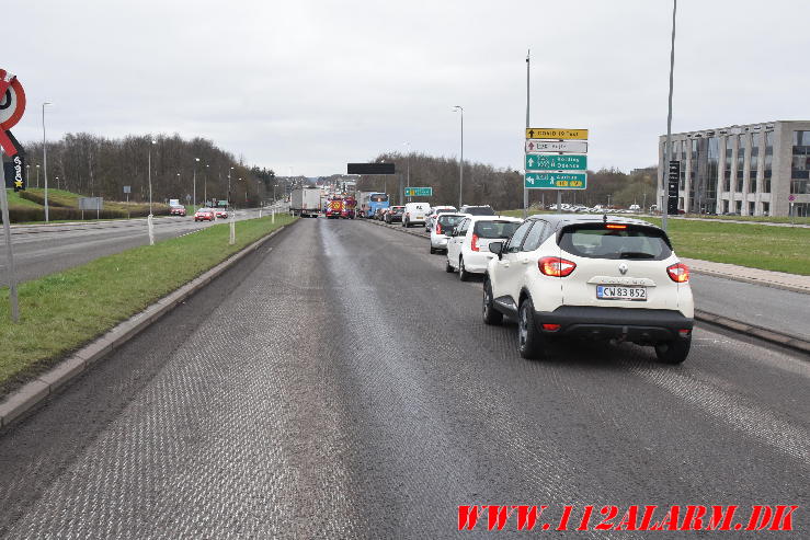Brønddæksel skyld i uheldet. Horsensvej i Vejle. 03/04-2024. KL. 09:23.