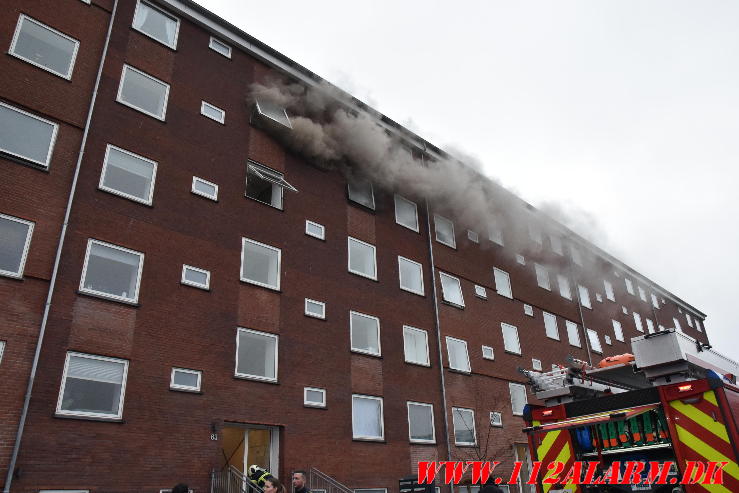 Køleskab startede branden. Moldevej 63 i Vejle. 04/04-2024. KL. 19:11.