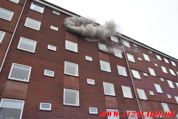 Køleskab startede branden. Moldevej 63 i Vejle. 04/04-2024. KL. 19:11.